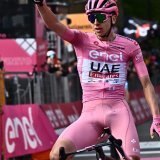 Tadej Pogacar voit la vie en rose sur le Giro KEYSTONE/EPA/LUCA ZENNARO
